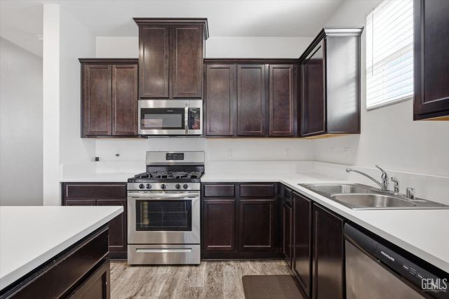 5809 Commonwealth Avenue, Bakersfield, CA 93313