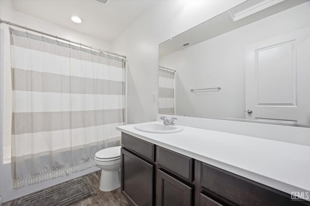 5809 Commonwealth Avenue, Bakersfield, CA 93313