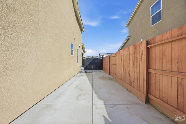 5809 Commonwealth Avenue, Bakersfield, CA 93313