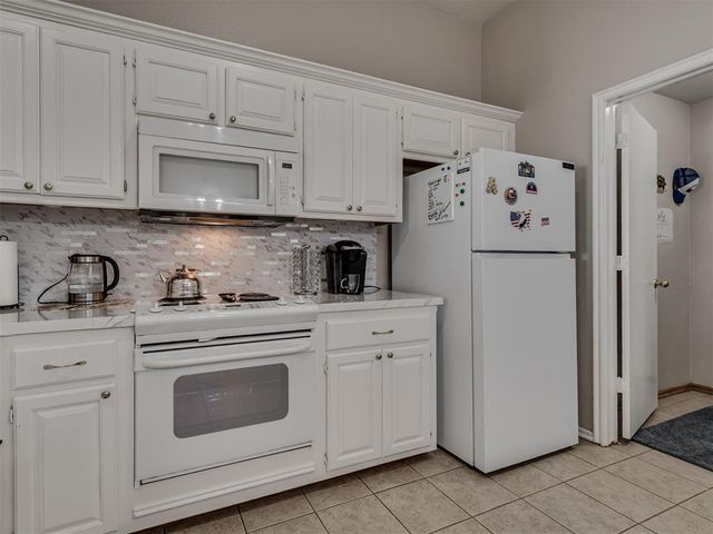 404 S Pointe Lane, Mustang, OK 73064