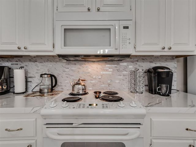 404 S Pointe Lane, Mustang, OK 73064