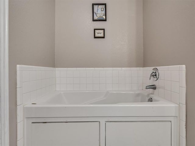 404 S Pointe Lane, Mustang, OK 73064