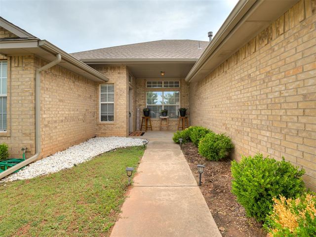404 S Pointe Lane, Mustang, OK 73064
