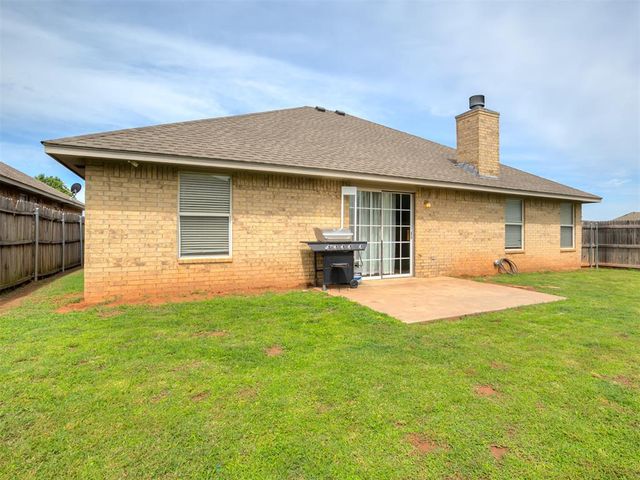 404 S Pointe Lane, Mustang, OK 73064