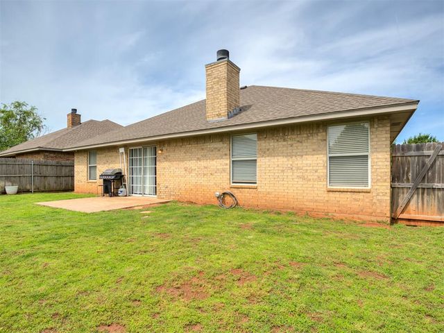 404 S Pointe Lane, Mustang, OK 73064