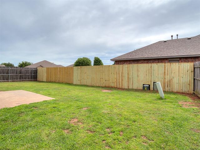 404 S Pointe Lane, Mustang, OK 73064