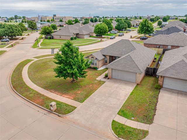 404 S Pointe Lane, Mustang, OK 73064