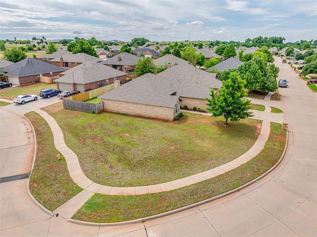 404 S Pointe Lane, Mustang, OK 73064