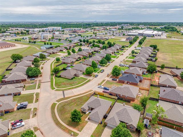 404 S Pointe Lane, Mustang, OK 73064
