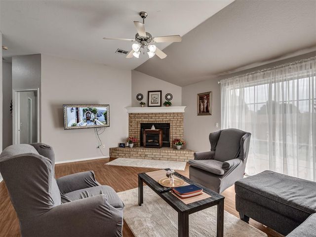 404 S Pointe Lane, Mustang, OK 73064