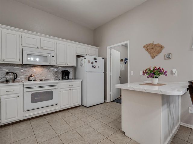 404 S Pointe Lane, Mustang, OK 73064