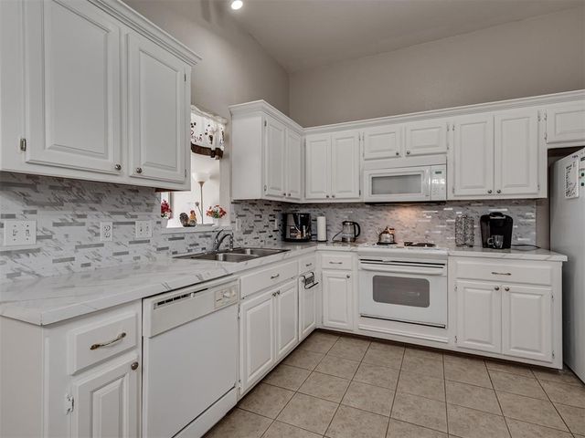404 S Pointe Lane, Mustang, OK 73064