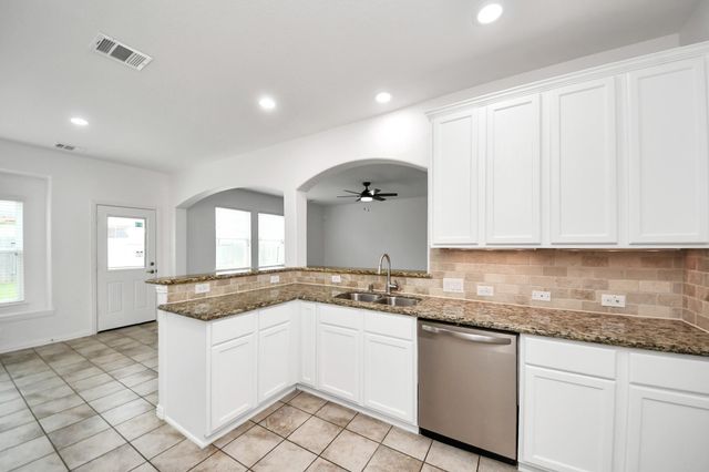 6527 Hunters Trace Lane, Baytown, TX 77521