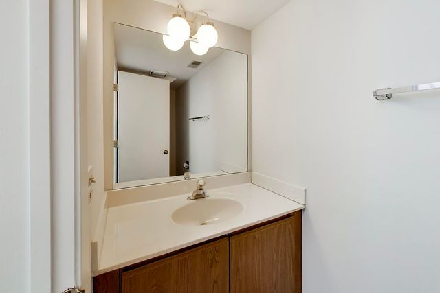 640 Sturnbridge Lane, Schaumburg, IL 60173