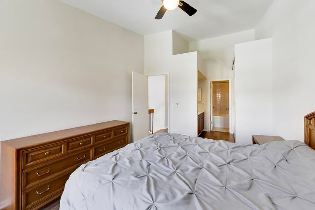 640 Sturnbridge Lane, Schaumburg, IL 60173