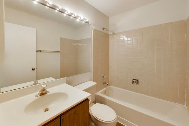 640 Sturnbridge Lane, Schaumburg, IL 60173