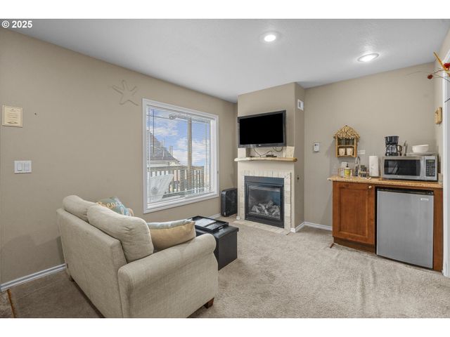 25 Ne CLARKE St, Depoe Bay, OR 97341