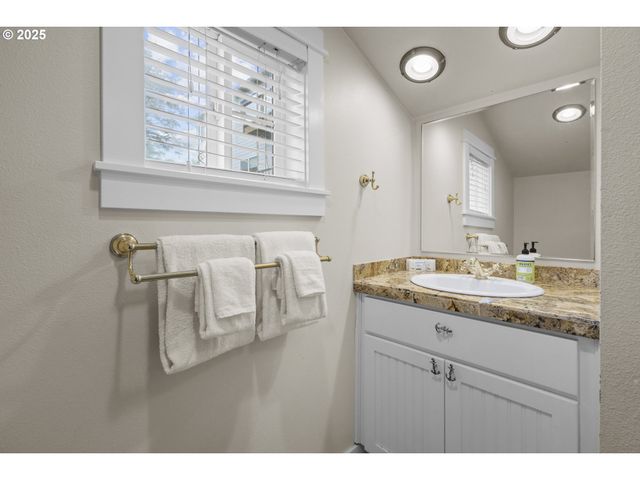 25 Ne CLARKE St, Depoe Bay, OR 97341