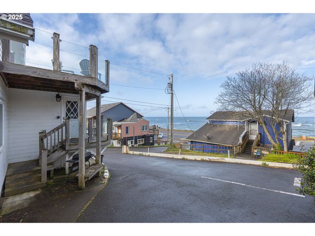 25 Ne CLARKE St, Depoe Bay, OR 97341