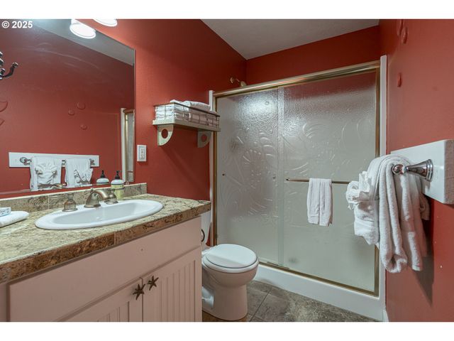 25 Ne CLARKE St, Depoe Bay, OR 97341