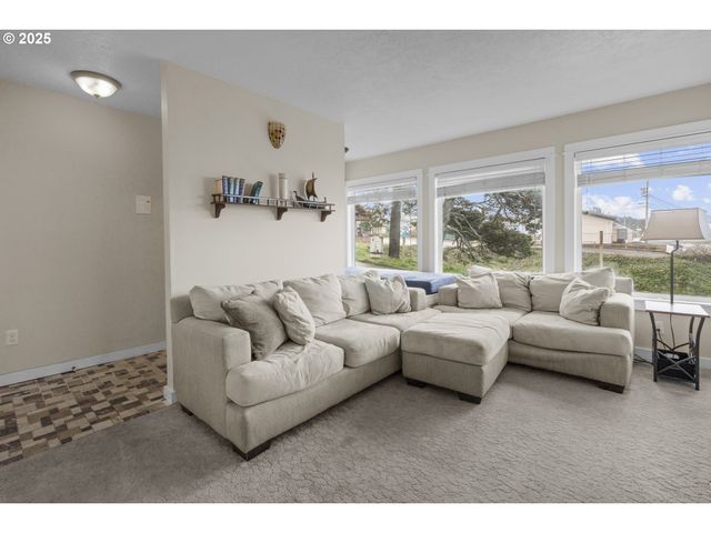 25 Ne CLARKE St, Depoe Bay, OR 97341