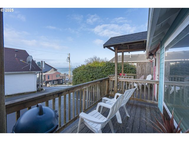 25 Ne CLARKE St, Depoe Bay, OR 97341