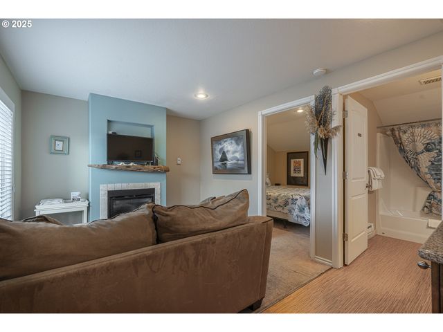 25 Ne CLARKE St, Depoe Bay, OR 97341