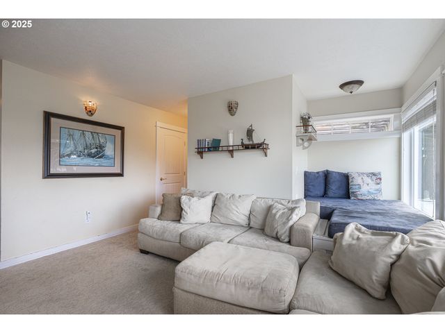 25 Ne CLARKE St, Depoe Bay, OR 97341