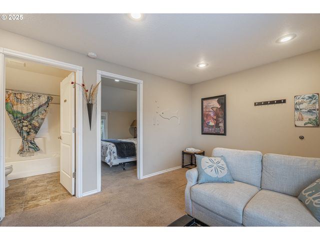 25 Ne CLARKE St, Depoe Bay, OR 97341