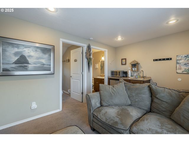 25 Ne CLARKE St, Depoe Bay, OR 97341