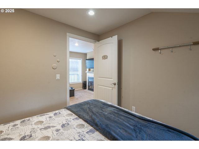 25 Ne CLARKE St, Depoe Bay, OR 97341