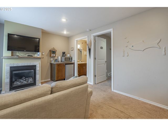 25 Ne CLARKE St, Depoe Bay, OR 97341