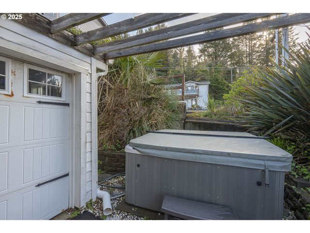 25 Ne CLARKE St, Depoe Bay, OR 97341