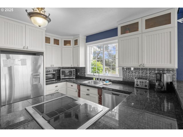 25 Ne CLARKE St, Depoe Bay, OR 97341