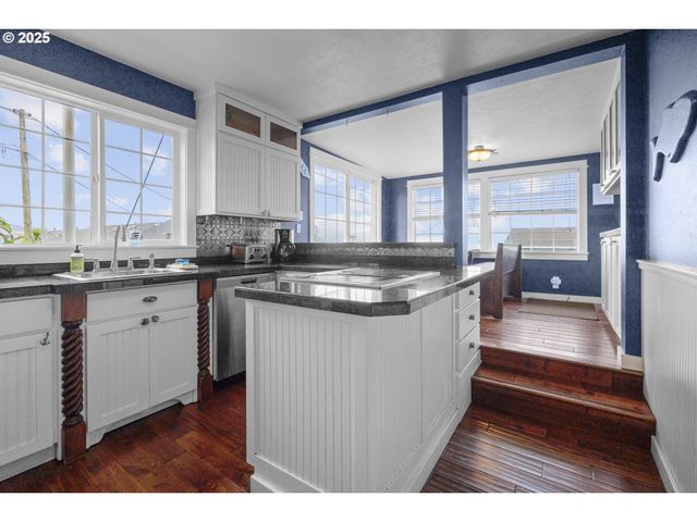 25 Ne CLARKE St, Depoe Bay, OR 97341