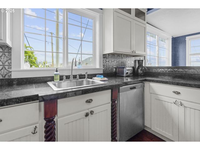 25 Ne CLARKE St, Depoe Bay, OR 97341