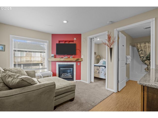 25 Ne CLARKE St, Depoe Bay, OR 97341