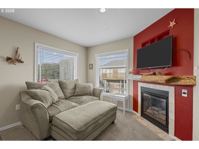 25 Ne CLARKE St, Depoe Bay, OR 97341