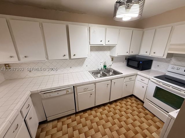 10000 NW 80th Ct 2361, Hialeah Gardens, FL 33016