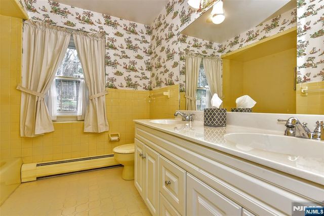 19 Aldbury Drive, Upper Saddle River, NJ 07458