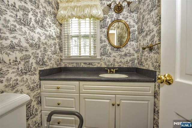 19 Aldbury Drive, Upper Saddle River, NJ 07458