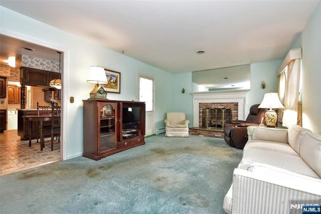 19 Aldbury Drive, Upper Saddle River, NJ 07458