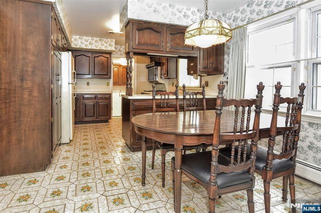 19 Aldbury Drive, Upper Saddle River, NJ 07458