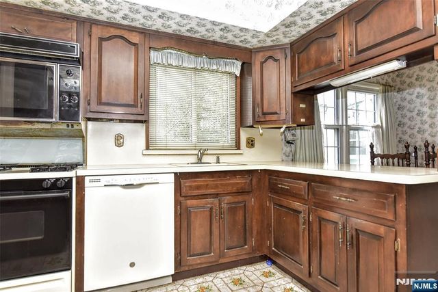 19 Aldbury Drive, Upper Saddle River, NJ 07458