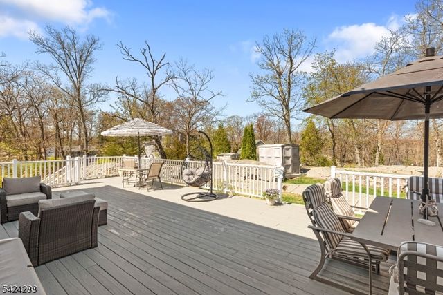 8 Papoose Trl, Hopatcong Boro, NJ 07821