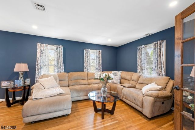 8 Papoose Trl, Hopatcong Boro, NJ 07821