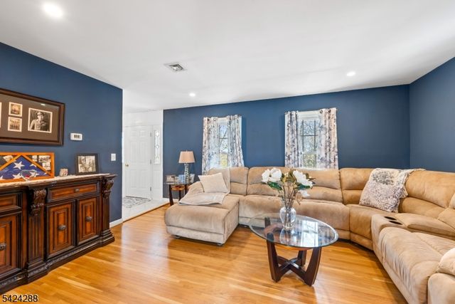 8 Papoose Trl, Hopatcong Boro, NJ 07821