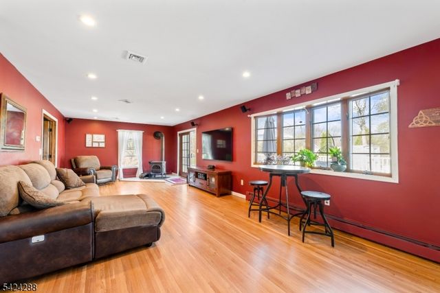 8 Papoose Trl, Hopatcong Boro, NJ 07821