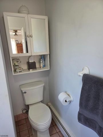 8 Papoose Trl, Hopatcong Boro, NJ 07821