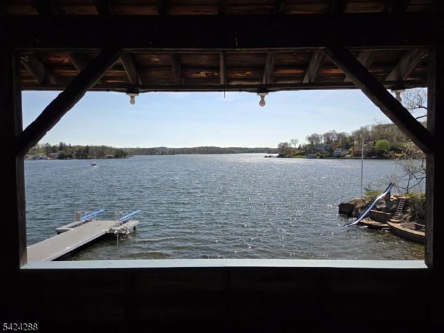 8 Papoose Trl, Hopatcong Boro, NJ 07821